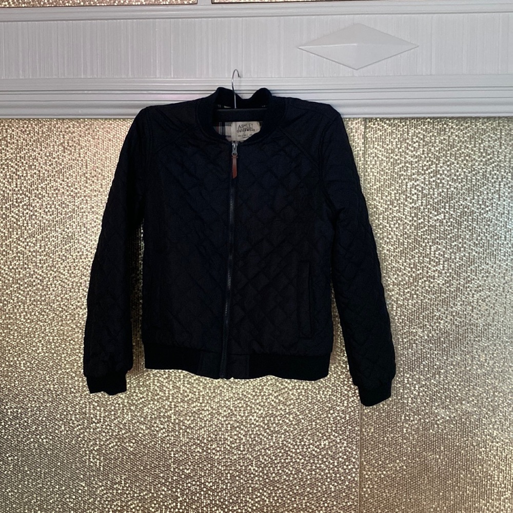 This is a perfect jacket to level up any outfit and looks super cute with jeans.